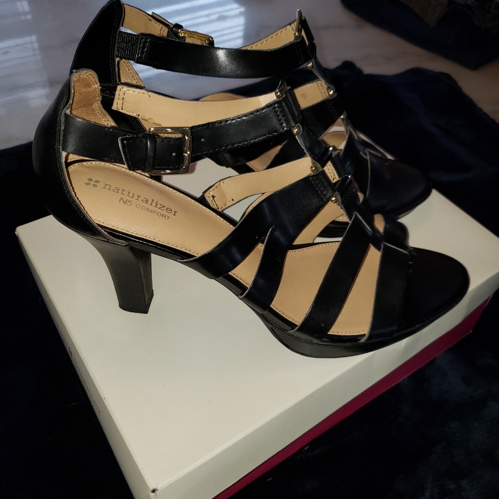 Naturalizer Black Leather sandals
